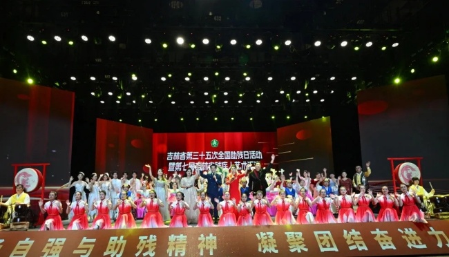 图为艺术汇演现场